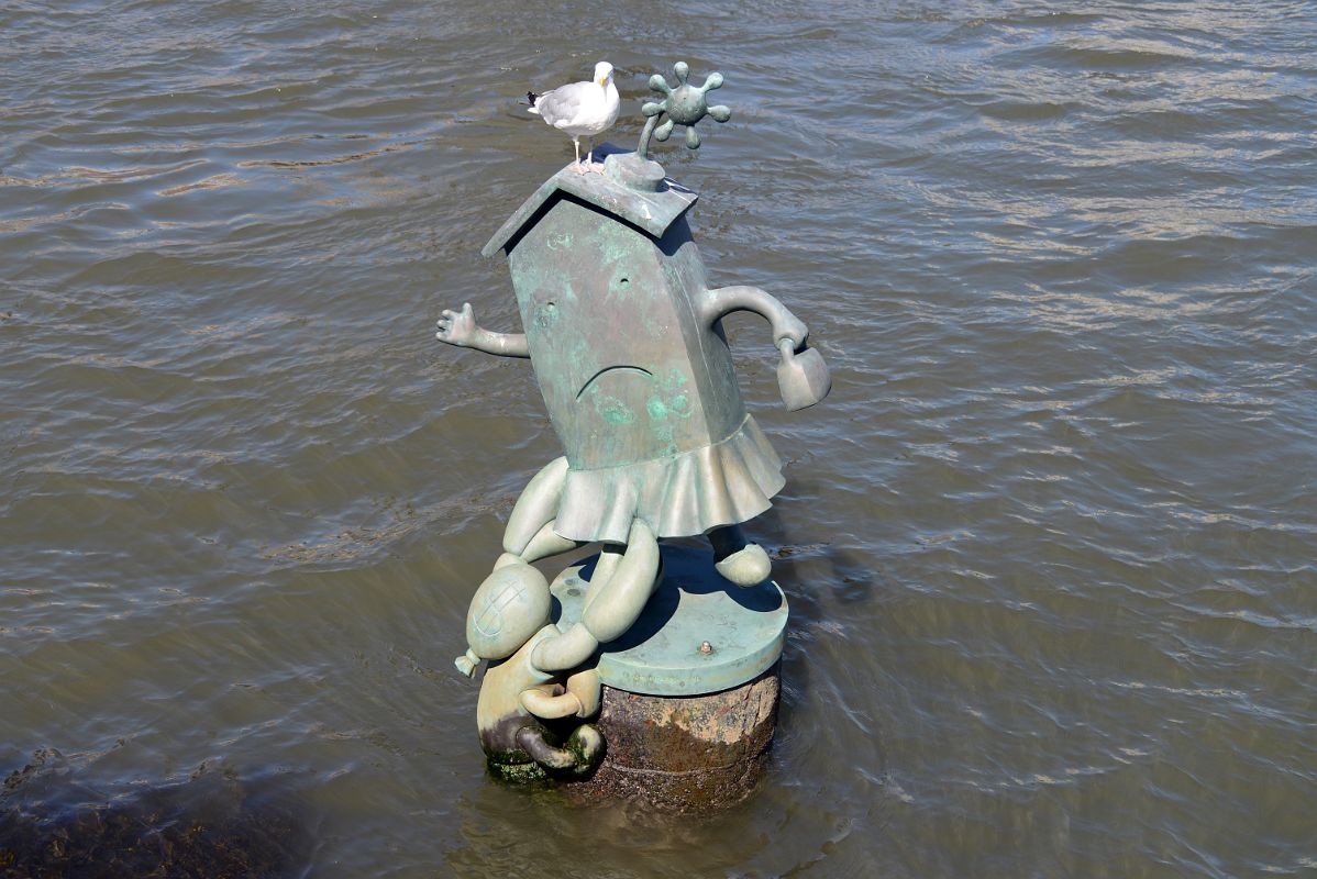 58 New York City Roosevelt Island The Marriage of Money and Real Estate sculpture 3 by Tom Otterness Built In 1996